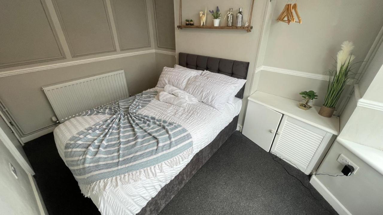 Spacious 6 Bed Home Near City & Albion Stadium Perfect For Contractors! バーミンガム エクステリア 写真