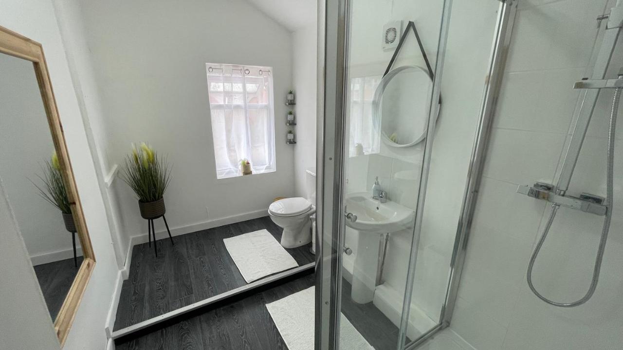 Spacious 6 Bed Home Near City & Albion Stadium Perfect For Contractors! バーミンガム エクステリア 写真