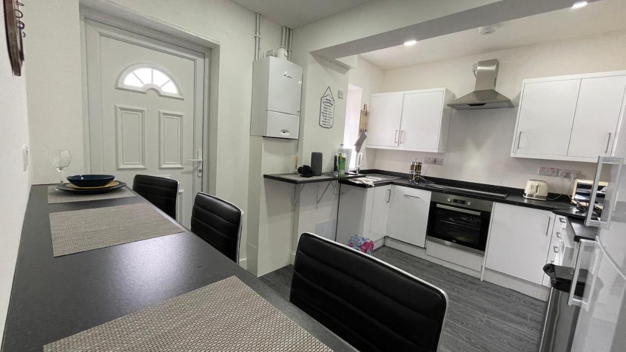 Spacious 6 Bed Home Near City & Albion Stadium Perfect For Contractors! バーミンガム エクステリア 写真