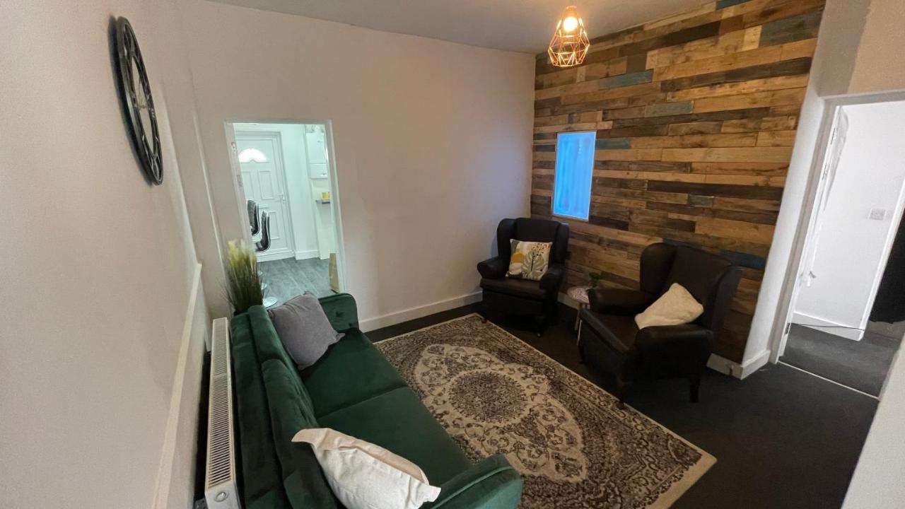 Spacious 6 Bed Home Near City & Albion Stadium Perfect For Contractors! バーミンガム エクステリア 写真