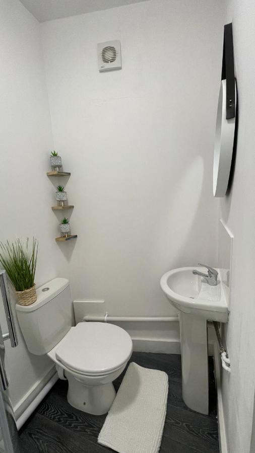 Spacious 6 Bed Home Near City & Albion Stadium Perfect For Contractors! バーミンガム エクステリア 写真